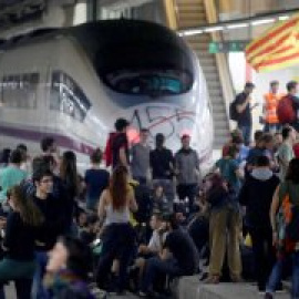 La jutge deixa en llibertat cinc dels acusats de tallar les vies a Sants el 8N