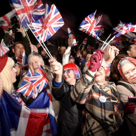 Ciudadanos británicos celebran el Brexit.-  EFE