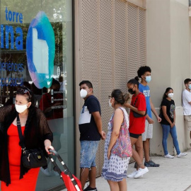 Veïnes i veïns del barri de Collblanc esperen per passar la prova PCR en operació de cribratge massiu i voluntari de COVID-19.