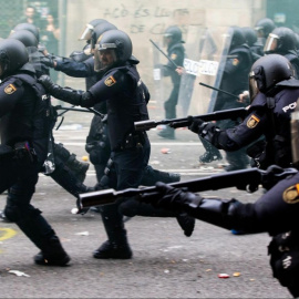 Antidisturbis de la Policia Nacional durant una càrrega contra les protestes per la sentència del judici a l'1-O. EFE