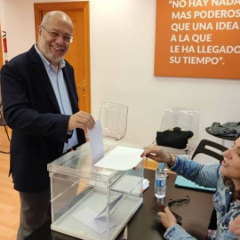 El vicepresidente de Castilla y León y candidato a liderar Cs, Francisco Igea, votando en Valladolid en el proceso para la elección de compromisarios de Ciudadanos. EUROPA PRESS