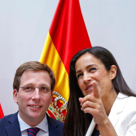 El nuevo alcalde de Madrid, José Luis Martínez Almeida del PP y la vicealcaldesa, Begoña Villacís de Ciudadanos tras la sesión constituyente celebrada hoy en el Palacio de Cibeles. EFE/Emilio Naranjo