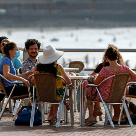 Varias personas en una terraza al lado de la playa, en Las Palmas de Gran Canaria. REUTERS/Borja Suarez