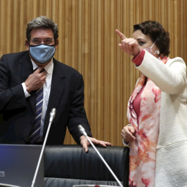 El Ministro de Inclusión, Seguridad Social y Migraciones, José Luis Escrivá, conversa con la presidenta de la Comisión del Pacto de Toledo, Magdalena Valerio, antes de su comparecencia. EFE/Kiko Huesca