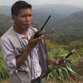 Un guardia indígena nasa realizando labores de control territorial en el Norte de la región colombiana del Cauca. JAVIER SUL.