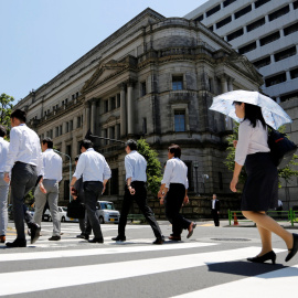 Varias personas cruzan la calle junta a la sede del Banco de Japón (BoJ, según sus siglas en inglés), en Tokio. REUTERS/Toru Hanai