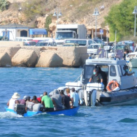 Un grupo de migrantes desembarca en Lampedusa (Italia) el 21 de agosto de 2020 / EFE/ EPA / ELIO DESIDERIO