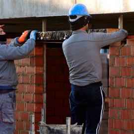 Dos albañiles trabajan en una obra en Valladolid. EFE/Nacho Gallego/Archivo