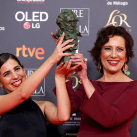 Irene Moray (i), junto a la actriz Elena Martín, con su Goya a mejor corto de ficción en una noche marcada por la ausencia de nominadas. / EFE