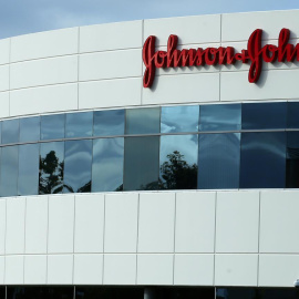 El edificio de la farmacéutica Johnson & Johnson, en la localidad californiana de Irvine (EEUU). REUTERS/Mike Blake