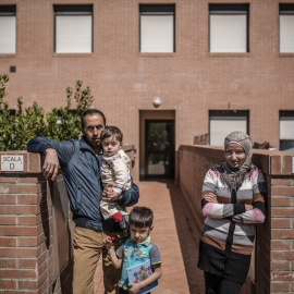 Fatem, Khalil y su hijo, frente a la casa en la que pasaron cuatro año en Líbano tras partir de Siria. REPORTAJE FOTOGRÁFICO Pablo Tosco / Oxfam Intermón