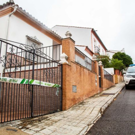 Agentes de la Guardia Civil custodian el domicilio del acusado del homicidio de Manuela Chavero. /JAVIER PULPO /Europa Press