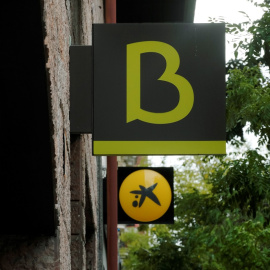 Los logos de Bankia y de Caixabank, en sendas sucursales en el centro de Madrid. REUTERS/Albert Gea