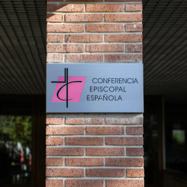 Cartel a la entrada de la sede de la Conferencia Episcopal, en Madrid. E.P./Jesús Hellín​