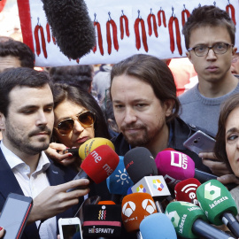 El secretario general de Podemos, Pablo Iglesias, en declaraciones a los medios al inicio de la manifestación convocada por los sindictatos UGT y CCOO con motivo del Primero de Mayo. EFE/Paco Campos