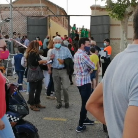 Asistentes a la novillada de este domingo en la entrada de la plaza de toros de Fuensalida (Toledo).