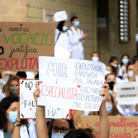 Cartells dels MIR denunciant les condicions laborals de la residència, en la concentració al Departament de Salut en la primera jornada de vaga per reclamar millores formatives, laborals i retributives. ACN/Laura Fíguls