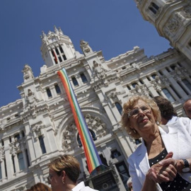 La alcaldesa de Madrid, Manuela Carmena participa en el despliegue de la bandera arcoíris en la fachada del Ayuntamiento con motivo del comienzo de la semana del orgullo gay. EFE/Javier Lizón