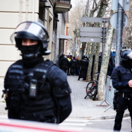 Desplegament de Mossos d'Esquadra durant el desnonament del Bloc Llavors al carrer Lleida de Barcelona. @sindicatdebarri