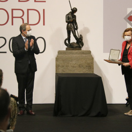 L'endocrinòloga Carme Valls recull la seva Creu de Sant Jordi. JORDI CORTINA / ACN