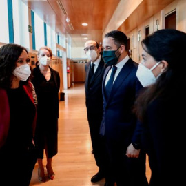 La presidenta de la Comunidad de Madrid, Isabel Diaz Ayuso, conversa con el presidente de Vox, Santiago Abascal, y la portavoz ultraderechista en la Asamblea, Rocío Monasterio. EFE