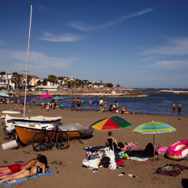 Numerosas personas disfrutan este miércoles del buen tiempo en la playa de Pedregalejo de Málaga, en el tercer día de la fase 3 de desconfinamiento. EFE/ Jorge Zapata