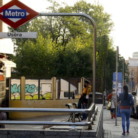 Acceso a la estación de metro de Usera, uno de los barrios afectados por las restricciones sanitarias, este martes, en Madrid. /EFE/Ballesteros