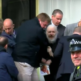 Julian Assange, con un libro de Gore Vidal en la mano, en el momento de su detención, en Londres.