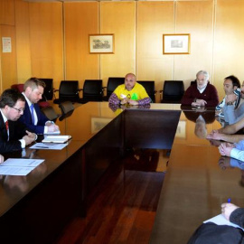 Fotografía facilitada por el Ministerio de Industria de la reunión celebrada por integrantes de dicho ministerio con representantes sindicales de la empresa Alcoa. /EFE