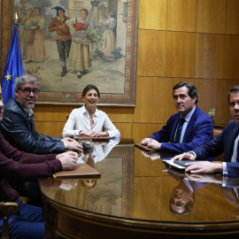 Foto de enero de 2020, de la ministra de Trabajo, Yolanda Díaz, con los secretarios generales de UGT y CCOO, Pepe Álvarez y Unai Sordo, y los presidentes de CEOE y de Cepyme, Antonio Garamendi y Gerardo Cuervas.