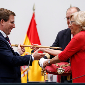 Momento en el que Manuela Carmena cede en bastón de mando a Almeida, nuevo alcalde del Ayuntamiento de Madrid. EFE