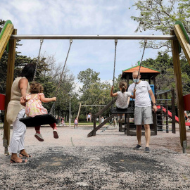 Varios niños juegan en un parque infantil este martes en Valencia, reabiertos desde ayer lunes cuando la Comunitat Valenciana entro en Fase 3. EFE/Ana Escobar