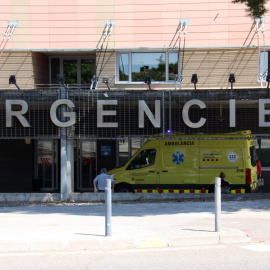 Entrada de l'edifici d'Urgències de l'Hospital Arnau de Vilanova de Lleida en el moment de l'arribada d'una ambulància. Albert Lijarcio | ACN