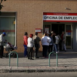 Desempleados hacen cola en una oficina de empleo | REUTERS