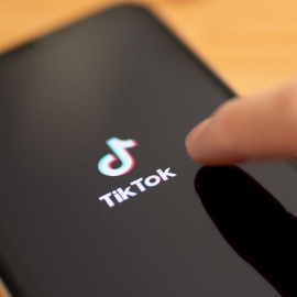 Imagen del logo de la aplicación china TikTok en un teléfono móvil / EFE