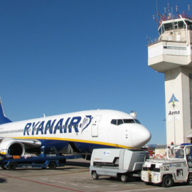 Un avión de Ryanair en el aeropuerto de Girona.