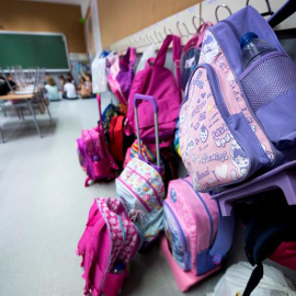 Mochilas amontonadas en una clase de un colegio. EFE