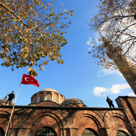 Agentes de la policía turca hacen guardia en lo alto del museo Kariye (Chora), la iglesia de San Salvador del siglo XI, durante una visita del príncipe Carlos de Gran Bretaña y su esposa Camilla a Estambul en 2007. REUTERS / Fatih Saribas / Archivo