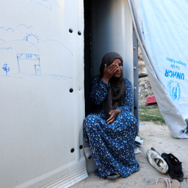 Una mujer de origen sirio en un campo de refugiados de ACNUR en grecia. REUTERS