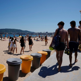 Gente en la playa de Ondarreta, en San Sebastian. REUTERS/Vincent West