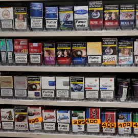 Cajetillas de tabaco en un estanco en Madrid. REUTERS