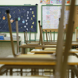 Aula vacía de un colegio público de Palas de Rei, en Lugo.EFE/Eliseo Trigo