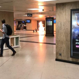 Fuego tras la explosión en la Estación de Bruselas Central. Twitter