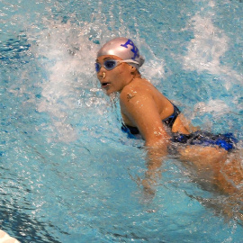 Una mujer nada en una competición de natación./ Pixabay