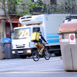 Un rider de Glovo travessant el carrer Aribau de Barcelona el 14 d'abril del 2020. ACN/Aina Martí