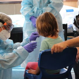 Recogida de pruebas a un menor durante los campamentos de verano. / Hospital Sant Joan de Déu