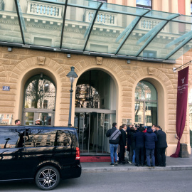 Un grupo de periodistas se congrega en torno al ministro del Petróleo iraní, Bijan Zanganeh, a su llegada al hotel Palais Hansen Kempinski para asistir a la reunión formal de la OPEP en Viena. REUTERS/Shadia Nasralla