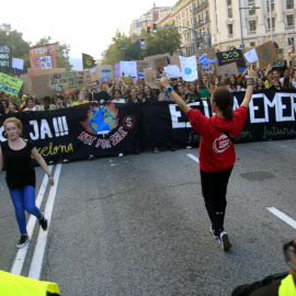 Capçalera de la manifestació convocada per Fridays for Future baixant el passeig de Gràcia de Barcelona el 27 de setembre de 2019. Laura Fíguls | ACN