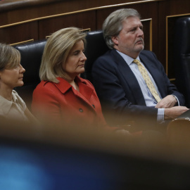 Íñigo Méndez Vigo, Fátima Báñez, e Isabel García Tejerina, en los escaños del banco azul, durante el debate de investidura en el Congreso. EFE/Chema Moya