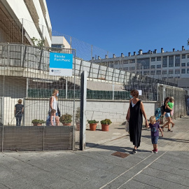 Les famílies porten els infants a l'Escola Fort Pienc de Barcelona el primer dia de curs amb totes les mesures de seguretat sanitària. Maria Rubio